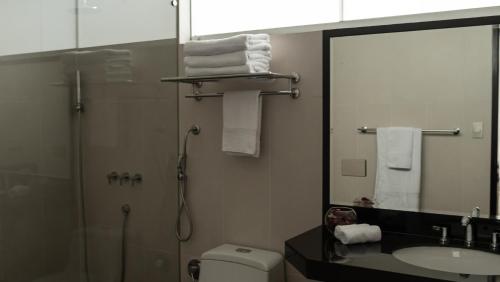 y baño con ducha, lavabo y espejo. en LIMA HOST, en Lima