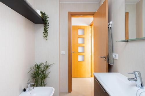 baño con 2 lavabos y puerta amarilla en Céntrico y con Vistas Santa Cruz, Vacation Home, en Santa Cruz de Tenerife