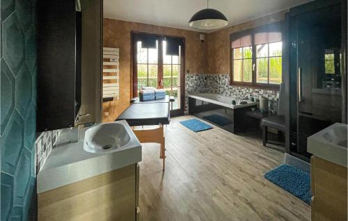 Χώρος καθιστικού στο Cozy Home In Bray-Lès-Mareuil