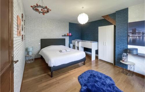 Ένα ή περισσότερα κρεβάτια σε δωμάτιο στο Cozy Home In Bray-Lès-Mareuil