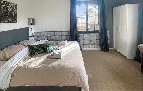 Ένα ή περισσότερα κρεβάτια σε δωμάτιο στο Cozy Home In Bray-Lès-Mareuil