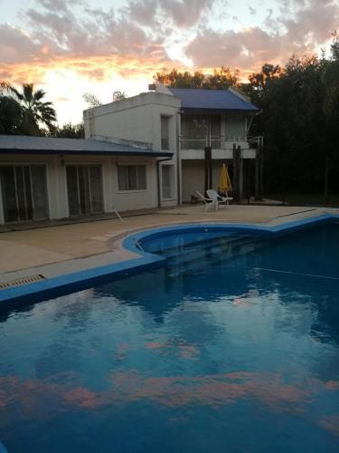 een zwembad voor een huis bij El Sosiego in Roldán