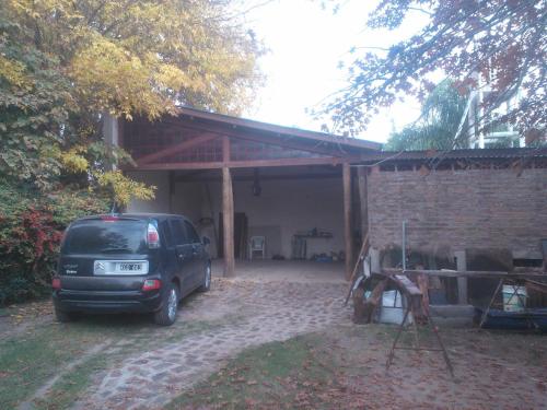 una camioneta estacionada frente a una casa en El Sosiego en Roldán