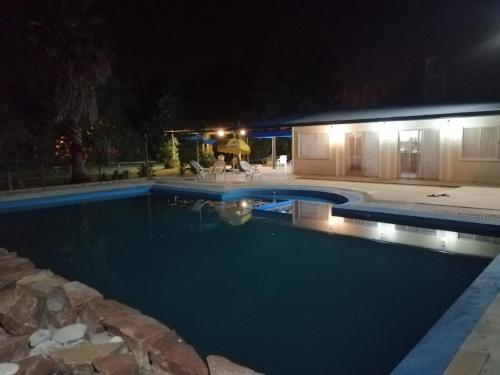 een zwembad in een tuin 's nachts bij El Sosiego in Roldán