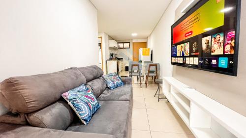 un soggiorno con divano in camera di Eco Summer Tambaú - Apartamentos de 2 Quartos por Genius Flats a João Pessoa