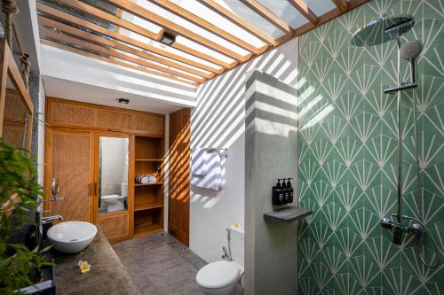 ein Badezimmer mit zwei Toiletten und einer Decke in der Unterkunft Deep Roots Dive & Yoga Resort in Nusa Penida