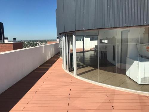 un balcón de un edificio con una mesa encima en Vista Privilegiada en Córdoba