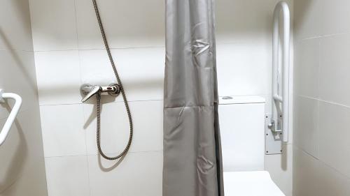 y baño con ducha y cortina de ducha. en Iturriaga Ostatua Self check in, en Bilbao