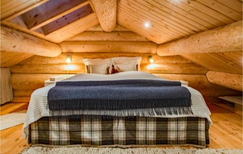 1 dormitorio con 1 cama en una cabaña de madera en 4 Bedroom Stunning Home In Rendalen en Rendalen