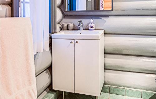 ein Badezimmer mit einem weißen Waschbecken und einem Spiegel in der Unterkunft 4 Bedroom Stunning Home In Rendalen in Rendalen