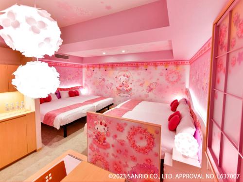 東京にある浅草東武ホテルのピンクの壁紙を用いたベッドルーム1室(ベッド2台付)