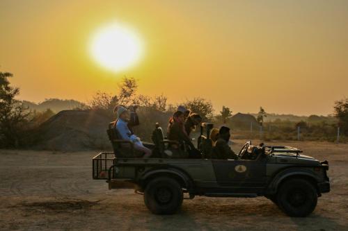 a group of people sitting in the back of a jeep at Jawai Bagpackers Hostel in Sheoganj