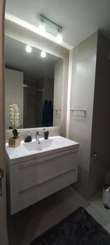 baño con lavabo y espejo grande en Costa de Montemar, Concón, Departamento Familiar 2D, 2B, para 6 personas, en Concón