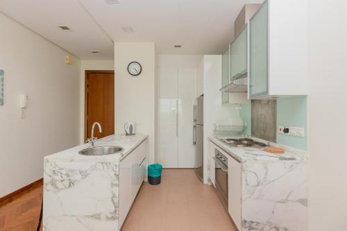 Η κουζίνα ή μικρή κουζίνα στο Straits Quay Waterside Suite Penang
