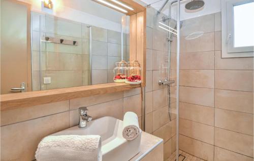 La salle de bains est pourvue d'un lavabo et d'une douche. dans l'établissement Awesome Home In Raphle-ls-arles With Wifi, à Raphèle