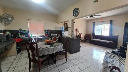 cocina y sala de estar con mesa y sillas en Casa a pie de playa isla de la piedra, en Mazatlán