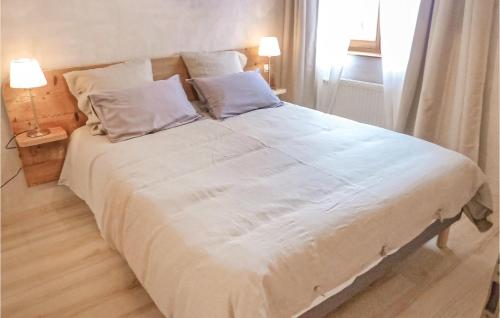 Un pat sau paturi într-o cameră la Awesome Apartment In Molsheim With 1 Bedrooms And Wifi
