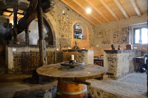 um quarto com uma mesa de madeira num edifício em Il Tanaceto em Castiglione di Sicilia