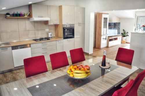 een keuken met een tafel en een fruitschaal bij Apartment Doni in Split