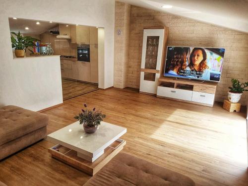 een woonkamer met een grote flatscreen-tv bij Apartment Doni in Split