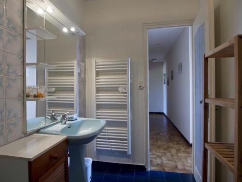 La salle de bains est pourvue d'un lavabo et d'une douche à l'italienne. dans l'établissement Maison T5 à 800m de la plage avec jardin, terrasse et piste cyclable - La Chaume, Les Sables-d'Olonne - FR-1-92-706, à Les Sables-dʼOlonne