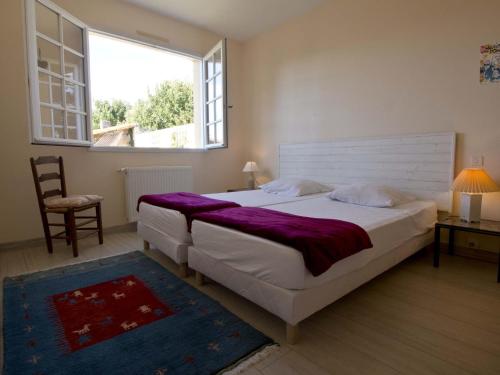 une chambre avec un grand lit et une fenêtre dans l'établissement Maison T5 à 800m de la plage avec jardin, terrasse et piste cyclable - La Chaume, Les Sables-d'Olonne - FR-1-92-706, à Les Sables-dʼOlonne