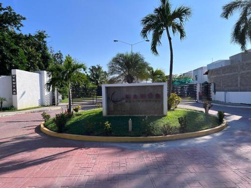 a monument in the middle of a street with palm trees at Hermoso Departamento Entero Planta Baja in Acapulco