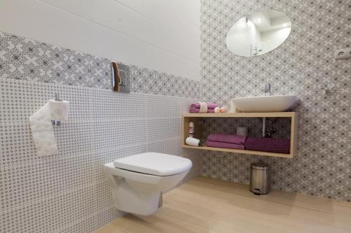 een badkamer met een wit toilet en een wastafel bij Apartament Klonowa in Kielce