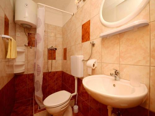 un piccolo bagno con servizi igienici e lavandino di Ana a Spalato (Split)