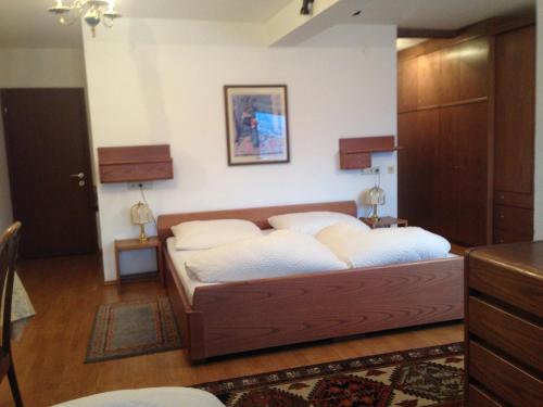 een slaapkamer met een bed met witte kussens erop bij Ferienwohnungen Sonklar in Fulpmes