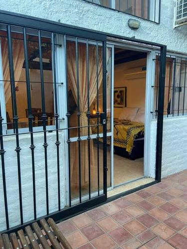 - Balcón con puerta a un dormitorio con cama en ¡La Elina! inmejorable ubicación en Mendoza