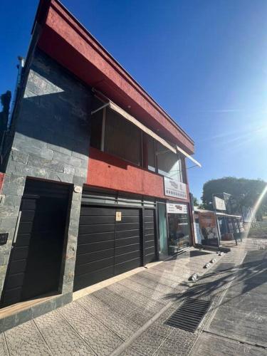 un edificio con dos puertas de garaje en una calle en ¡La Elina! inmejorable ubicación en Mendoza