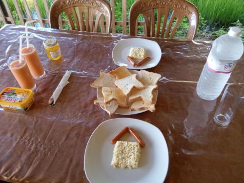una mesa con platos de comida encima en Coconut Island Yala, en Tissamaharama