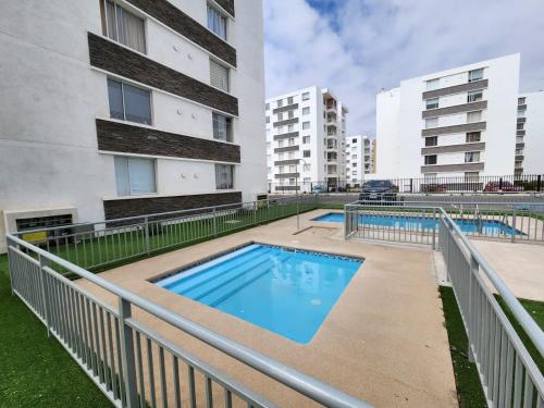 una imagen de una piscina frente a un edificio en Fantástico departamento en la Serena al lado de la playa, en La Serena