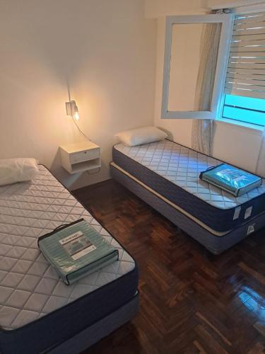 2 camas en una habitación pequeña con ventana en TU SUEÑO en Mar del Plata