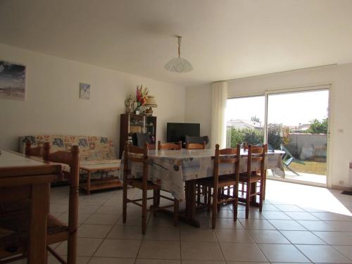 Photo de la galerie de l'établissement Maison 4 pièces avec grand jardin clos, proche plage Vertbois, 7 couchages, animaux admis - FR-1-246A-176, à Grand-Village-Plage