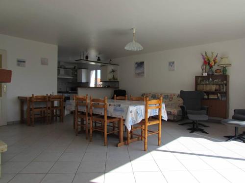Photo de la galerie de l'établissement Maison 4 pièces avec grand jardin clos, proche plage Vertbois, 7 couchages, animaux admis - FR-1-246A-176, à Grand-Village-Plage