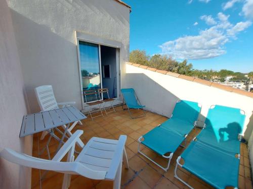 Photo de la galerie de l'établissement Appartement T2 Mezzanine 5 Couchages avec Terrasse, Parking Privé au Cœur de la Station - FR-1-326-777, à Marseillan