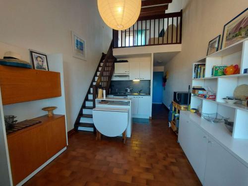 Photo de la galerie de l'établissement Appartement T2 Mezzanine 5 Couchages avec Terrasse, Parking Privé au Cœur de la Station - FR-1-326-777, à Marseillan