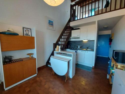 Photo de la galerie de l'établissement Appartement T2 Mezzanine 5 Couchages avec Terrasse, Parking Privé au Cœur de la Station - FR-1-326-777, à Marseillan