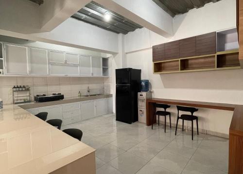 Ett kök eller pentry på 9 Residence Guesthouse Syariah Cilandak