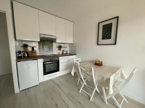 une cuisine avec une table et des chaises dans une pièce dans l'établissement Appartement T2 avec terrasse proche centre et plage d'Arcachon - FR-1-474-230, à Arcachon