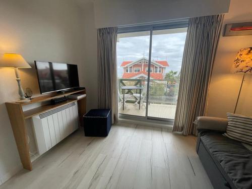 un salon avec un canapé et une grande fenêtre dans l'établissement Appartement T2 avec terrasse proche centre et plage d'Arcachon - FR-1-474-230, à Arcachon