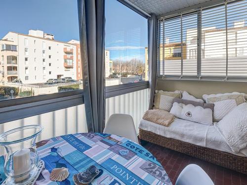 une chambre avec un lit, une table et une fenêtre dans l'établissement Studio Calme 2 Pers. à 100m Plage avec Parking Privé - FR-1-702-25, au Cap d'Agde