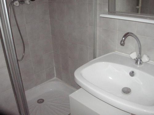 une salle de bain avec une douche, des toilettes et un lavabo dans l'établissement T2 avec loggia vitrée proche plage, climatisé, vue marina - FR-1-472-173, à Sète