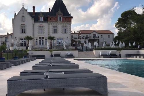un bâtiment avec une piscine devant une maison dans l'établissement 