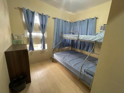 アンヘレスにあるMago Nouveau Residence 3bdrm-3bath Subdivisionのベッドルーム1室(二段ベッド2台、窓付)が備わります。