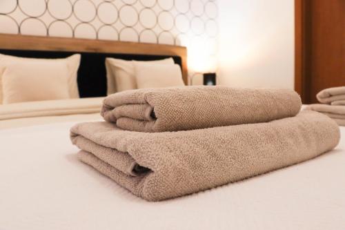 sterta ręczników na łóżku w obiekcie BR Homes w Budapeszcie