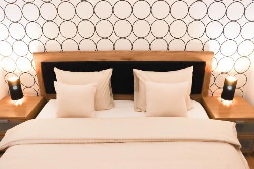 sypialnia z łóżkiem z 2 świecami na stołach w obiekcie BR Homes w Budapeszcie