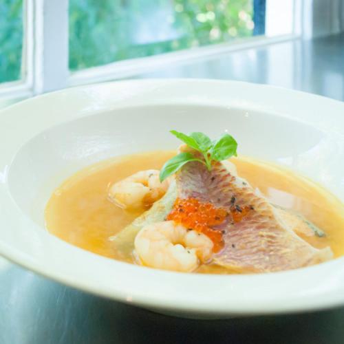 a bowl of soup with shrimp on top of it at Herberg de Kemper in Markelo